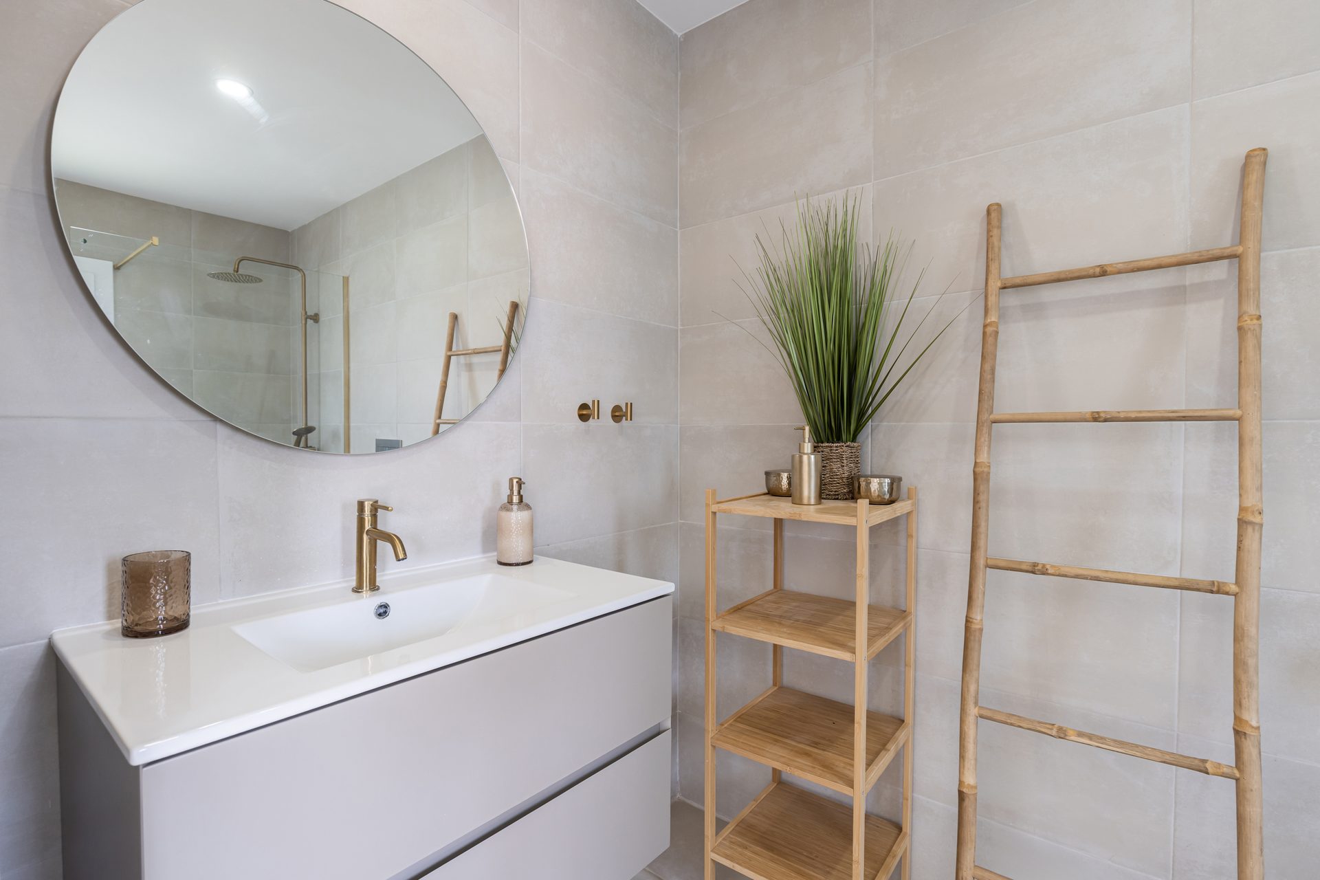 Bathroom with round mirror