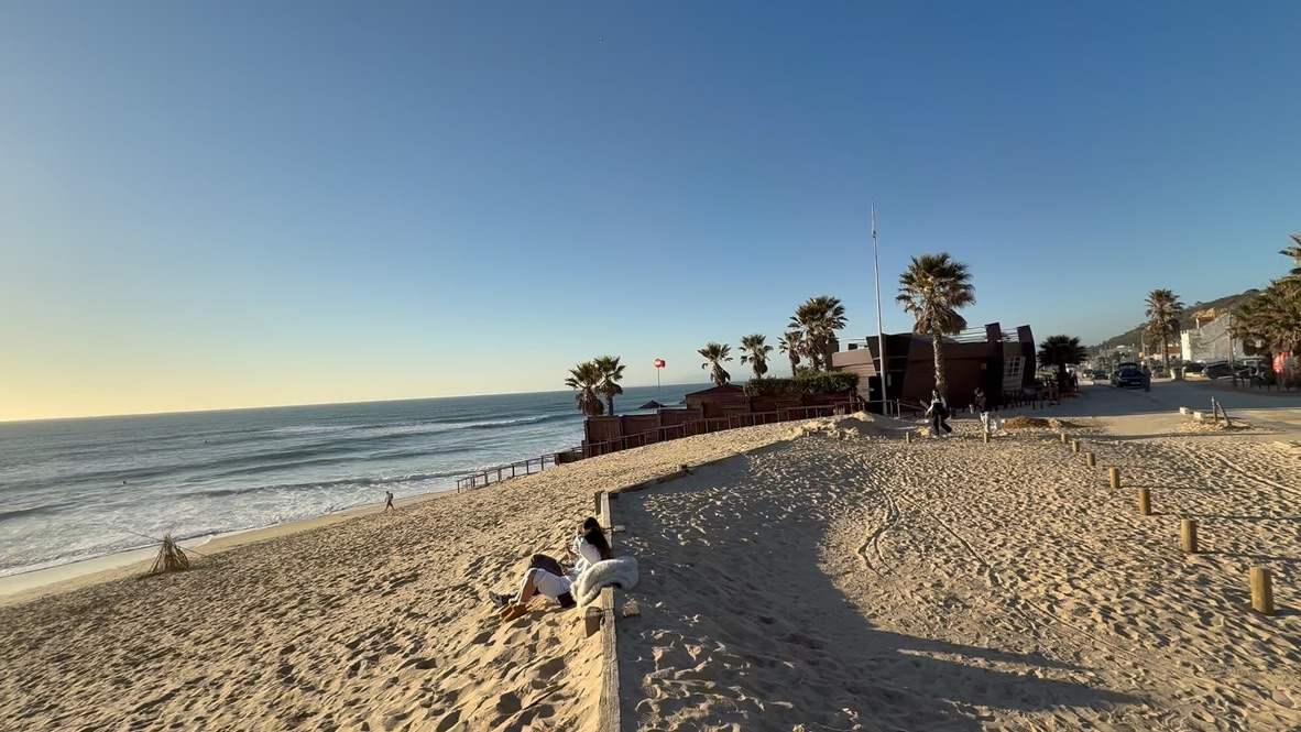 Beach and beach bar at Fonte da Telha