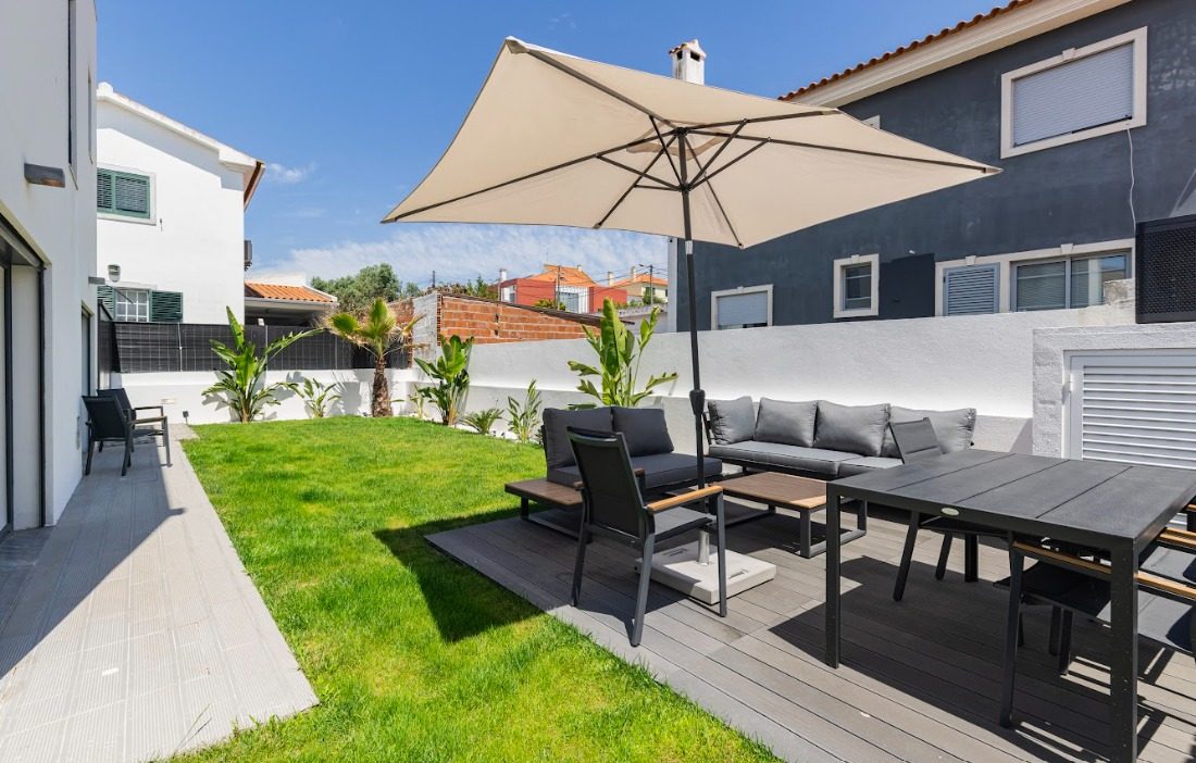 Outdoor dining on the terrace